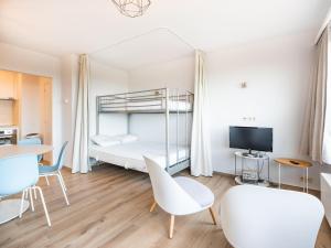 Rúm í herbergi á Studio in Oostduinkerke with Sea View