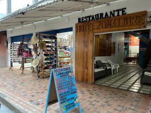 AcantiHotel Zona Libre Capurganá - Cerca a la playa y el muelle的前面有标牌的商店