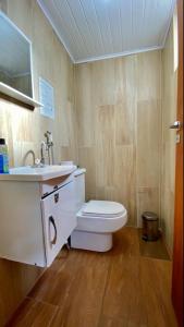 Un baño con un inodoro blanco y un lavabo. en casa Beira mar 2° praia, en Morro de São Paulo