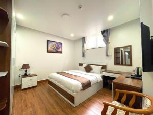 Postel nebo postele na pokoji v ubytování Anh Duc Hotel Da Lat City
