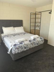 Bluff PointHarbour View Accommodation Unit 3的一张位于带架子的客房内的大床 更多1张照片
