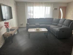 Bluff PointHarbour View Accommodation Unit 3的带沙发和咖啡桌的客厅