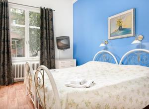 una camera blu con un letto e una finestra di Pensionat Svea a Östersund