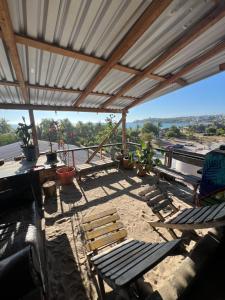 Uma varanda ou terraço em Pipeline Hostel