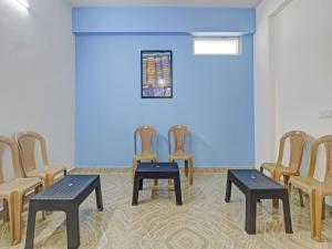 a waiting room with chairs and a blue wall at Hotel O ROYAL STAY in Haidar Sāhibgūda