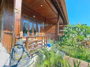 una casa con una statua di fronte di Karang Buncing Villas a Nusa Lembongan