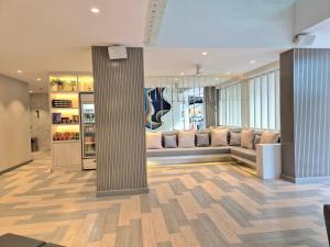 Ein Sitzbereich in der Unterkunft The Bloc Hotel Phuket - SHA Extra Plus