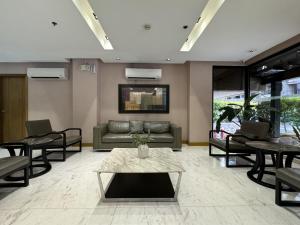 Posezení v ubytování Jinjiang Inn - Ortigas