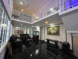 Area tempat duduk di Rafitha Hotel