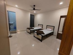 SāngliHotel Vishram guesthouse lodge的有两张床和一面镜子的房间