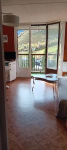 TV a/nebo společenská místnost v ubytování Charmant appartement à Gouaux-de-Larboust avec vue montagne