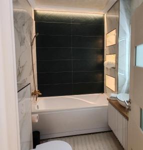 Un baño con bañera, inodoro y lavabo. en Apartament Gold Luxury 3, en Baia Mare