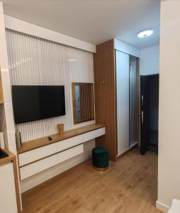 Una sala de estar con un televisor de pantalla plana en una pared. en Apartament Gold Luxury 3, en Baia Mare