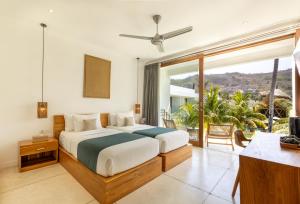 Katil atau katil-katil dalam bilik di Sikara Lombok Hotel