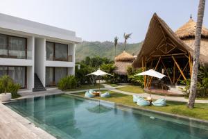 Kolam renang di atau dekat dengan Sikara Lombok Hotel