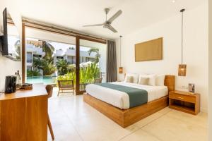 Postel nebo postele na pokoji v ubytování Sikara Lombok Hotel