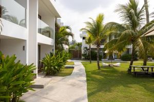 Taman di luar Sikara Lombok Hotel
