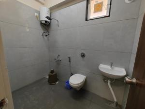 SāngliHotel Vishram guesthouse lodge的带马桶和水槽的浴室