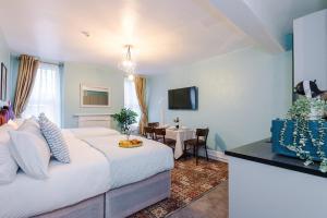 TV a/nebo společenská místnost v ubytování Victoria Park Studio 4 - Parking, WiFi, Free Netflix, Disneyplus & Amzon Prime