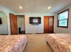 Spacious Buffalo Home Near Niagara Fall, Bills Stadium, Buffalo Airport的电视和/或娱乐中心