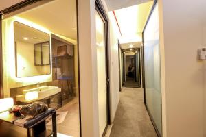 Kamar mandi di Relax APT for Max Comfort Best View in CBD BSD