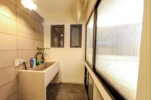 Kamar mandi di Relax APT for Max Comfort Best View in CBD BSD