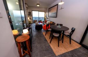 Televisi dan/atau pusat hiburan di Relax APT for Max Comfort Best View in CBD BSD