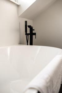 ウスターにあるLowell Street - Cosy 2 Bedroom Home in Worcester!の白いベッド(上に十字架付) +112枚の写真