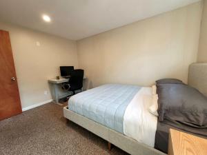 Spacious Buffalo Home Near Niagara Fall, Bills Stadium, Buffalo Airport客房内的一张或多张床位