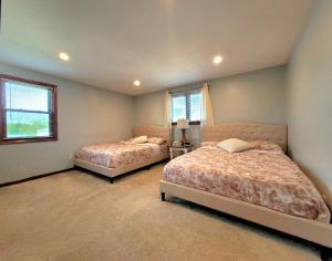 Spacious Buffalo Home Near Niagara Fall, Bills Stadium, Buffalo Airport客房内的一张或多张床位