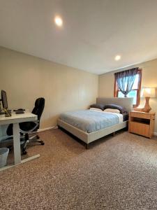Spacious Buffalo Home Near Niagara Fall, Bills Stadium, Buffalo Airport客房内的一张或多张床位