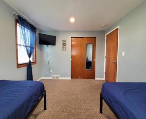Spacious Buffalo Home Near Niagara Fall, Bills Stadium, Buffalo Airport的电视和/或娱乐中心