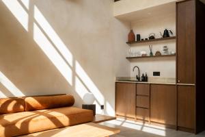 ein Wohnzimmer mit einem Sofa und einem Waschbecken in der Unterkunft Calista Studios SATU Tasteful 1 BR home in peaceful jungle, 10 mins away from the buzz of Uluwatu in Uluwatu + 21 Fotos