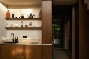 eine Küche mit Spüle und Arbeitsplatte in der Unterkunft Calista Studios SATU Tasteful 1 BR home in peaceful jungle, 10 mins away from the buzz of Uluwatu in Uluwatu