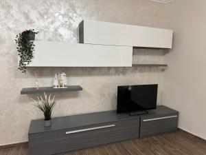 salon z telewizorem na szafce w obiekcie Da Nonna Maria w mieście Celano