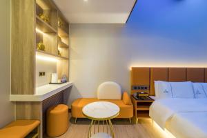 Letto o letti in una camera di Dequan Luxury Hotel National Exhibition Center Wangjing Bridge Branch The subway is right outside the door Coffee, fruits, snacks, a gym and a laundry room are provided for free in the lobby