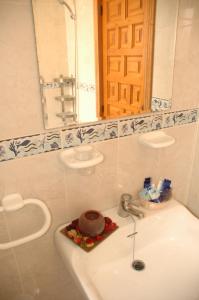 y baño con lavabo y espejo. en Apartamentos Jessica Beach en Pilar de la Horadada