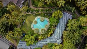 an overhead view of a pool with a heart in the middle at Sakthi River Resort in Pollāchi