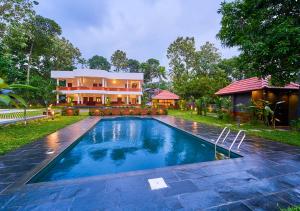 Bazén v ubytování VOYE HOMES Signature Pool Resort Varkala , Just 950 m from Varkala Cliff and Beach nebo v jeho okolí