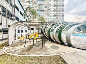 Imagine din galeria proprietății SF 1-12Pax Puchong Sky Pod 3Room IOI Mall 8 Bed LRT în Puchong