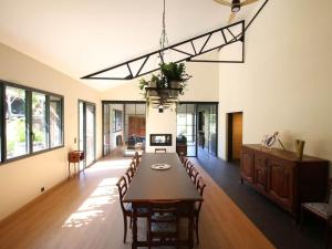a dining room and living room with a table and chairs at Chambre d'hôtes pour 2 pers. avec petit-déjeuner inclus - FR-1-590-506 in La Ferté-Saint-Aubin
