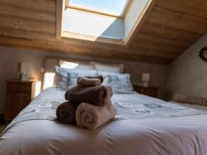 a pile of towels stacked on top of a bed at Chambre apaisante avec sauna et petit-déjeuner inclus - FR-1-589-714 in Sapois