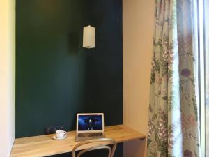 Foto dalla galleria di Chambre d'hôtes style 30s avec petit déj inclus, lit 180 cm, Wifi - FR-1-590-520 a La Ferté-Saint-Aubin