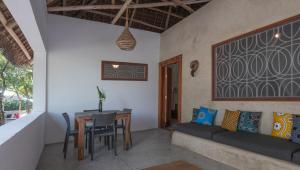 una sala de estar con un sofá y una mesa en Bila Residence Suites Jambiani, en Umbuji