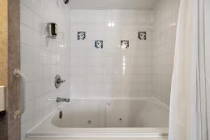 El baño incluye bañera blanca con cortina de ducha. en Vista, en Fairmont Hot Springs 26 fotos más