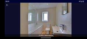 ein Badezimmer mit Badewanne, Waschbecken und Toilette in der Unterkunft Keys Crossed Farm in Barnard Castle