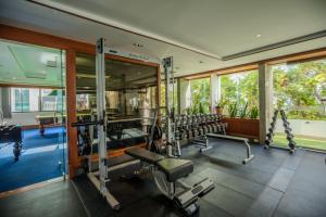 Fitness centrum a/nebo fitness zařízení v ubytování Andaman Beach Suites Hotel, Patong Phuket