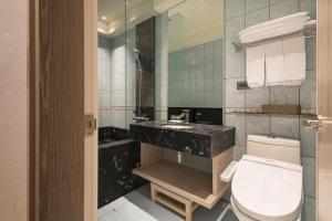 Ένα μπάνιο στο Gamalan Breeze Hotel