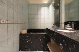 Ένα μπάνιο στο Gamalan Breeze Hotel