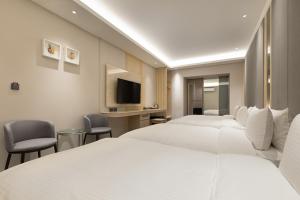 Ένα ή περισσότερα κρεβάτια σε δωμάτιο στο Gamalan Breeze Hotel